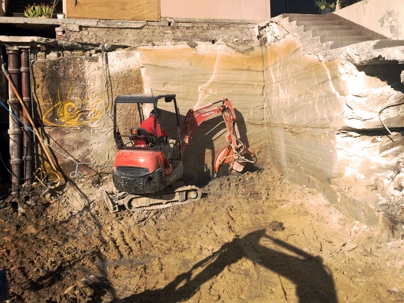 Diamond rocksaw with 1m diameter blade on 1.8_tonne excavator